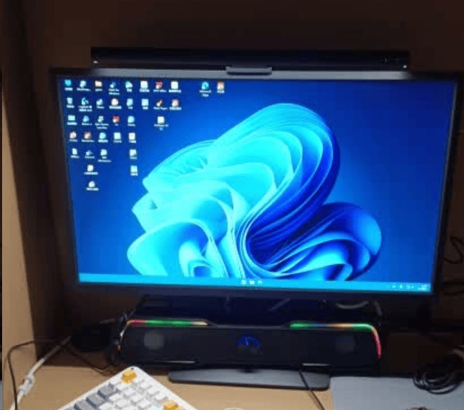 屏幕挂灯对眼睛好吗？劣质屏幕挂灯危害大，真实案例警示消费者