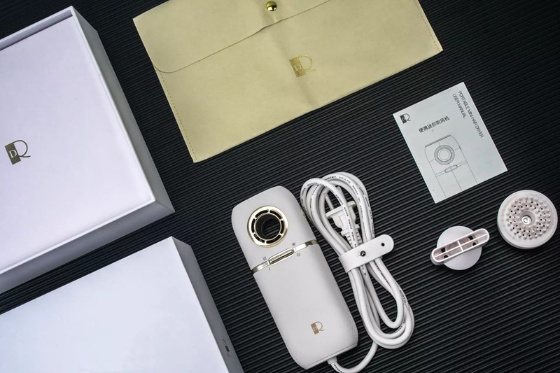 小巧便携还能养护头发。这款DR-P20便携迷你吹风机真给力