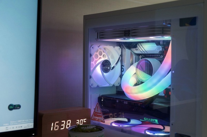 诠释桌面美学，高考新生挑战装机大师轻松打造出完美级小钢炮