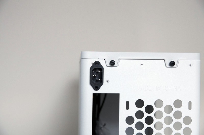 诠释桌面美学，高考新生挑战装机大师轻松打造出完美级小钢炮