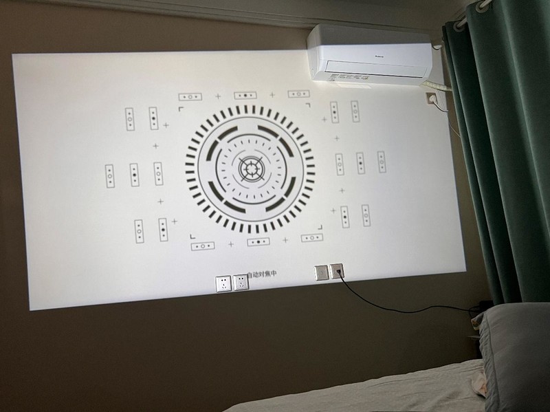 100寸大彩电搬进卧室，哈趣Q1投影仪解决了我的大难题！