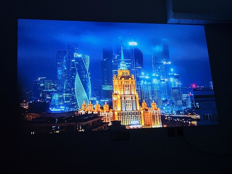 100寸大彩电搬进卧室，哈趣Q1投影仪解决了我的大难题！