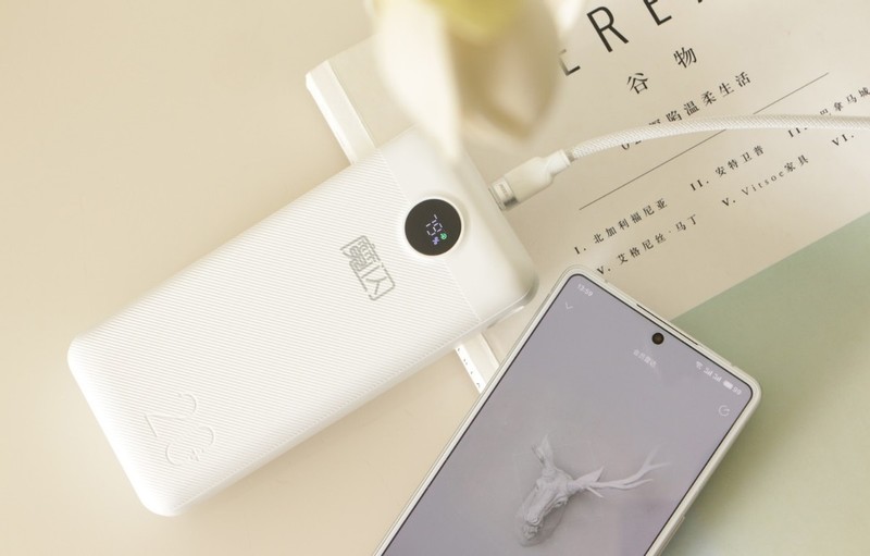 家里一堆99元共享充电宝？魔闪快充移动电源体验！再也不怕被背刺