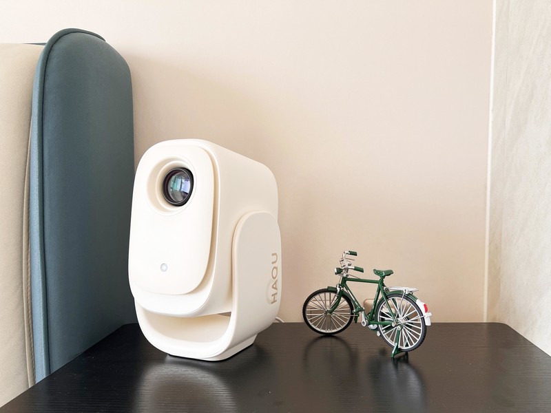 100寸大彩电搬进卧室，哈趣Q1投影仪解决了我的大难题！