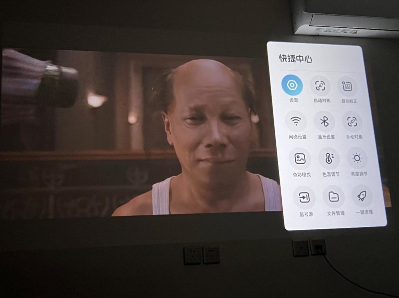 100寸大彩电搬进卧室，哈趣Q1投影仪解决了我的大难题！