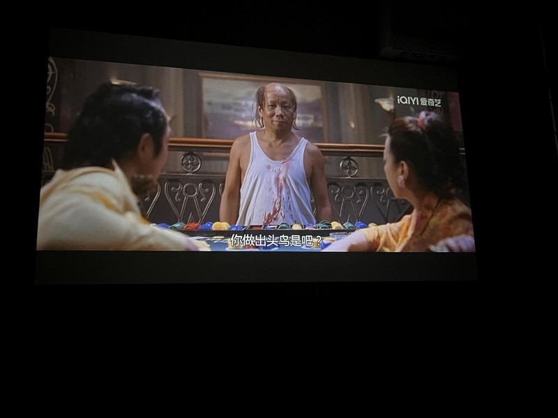 100寸大彩电搬进卧室，哈趣Q1投影仪解决了我的大难题！