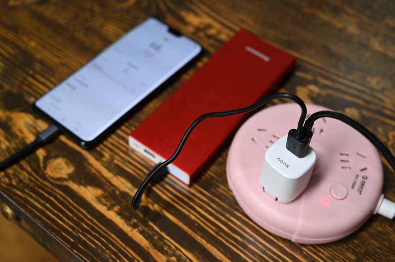 插头可折叠的双口充电器，还支持20W快充，卡C2上手