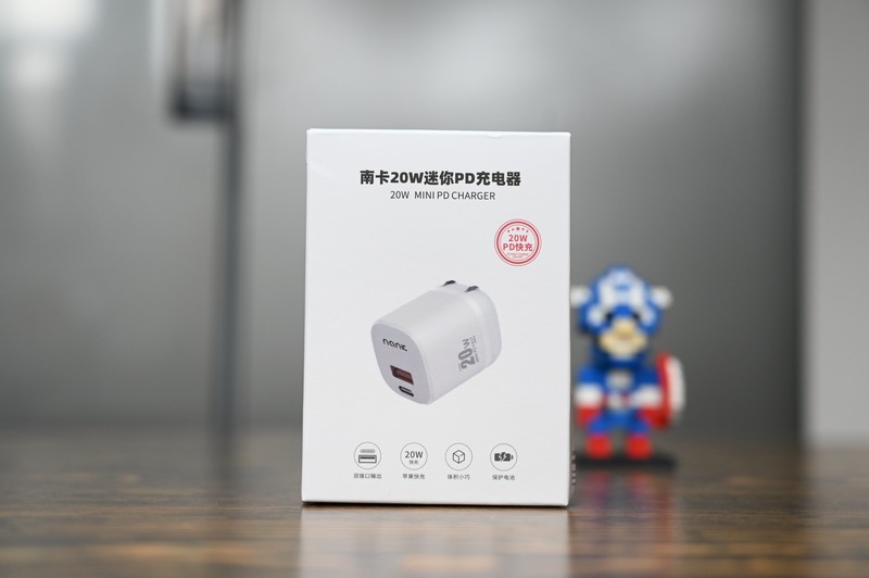 插头可折叠的双口充电器，还支持20W快充，卡C2上手