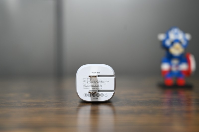 插头可折叠的双口充电器，还支持20W快充，卡C2上手