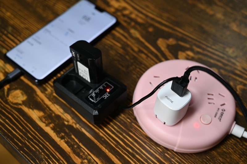 插头可折叠的双口充电器，还支持20W快充，卡C2上手