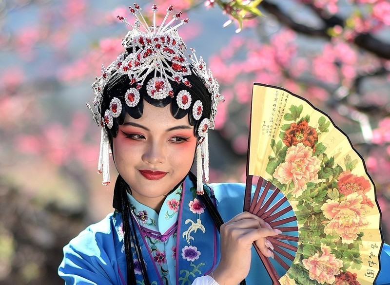 云想衣裳花想容，春风拂槛露华浓