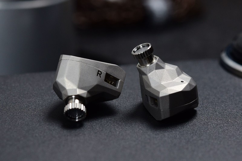 水雨月终章KADENZ怕是又要火，低频刺激、人声甜美、高频听古典！