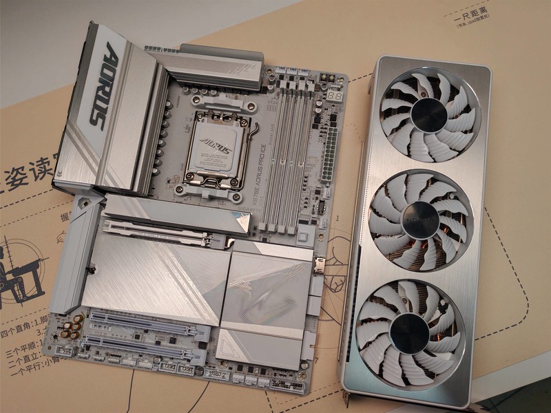 装机失误针脚歪，别担心。技嘉送保解担忧，乐开怀