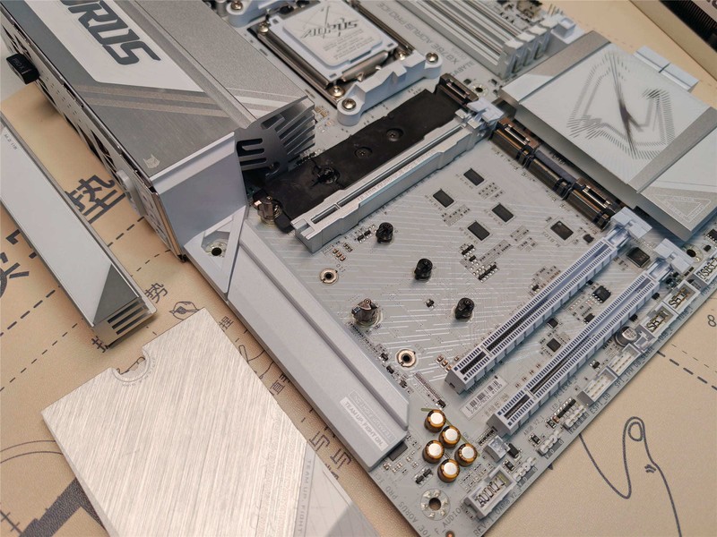 装机失误针脚歪，别担心。技嘉送保解担忧，乐开怀