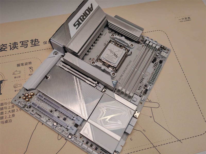 装机失误针脚歪，别担心。技嘉送保解担忧，乐开怀