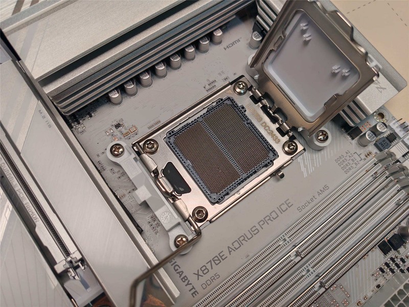 装机失误针脚歪，别担心。技嘉送保解担忧，乐开怀