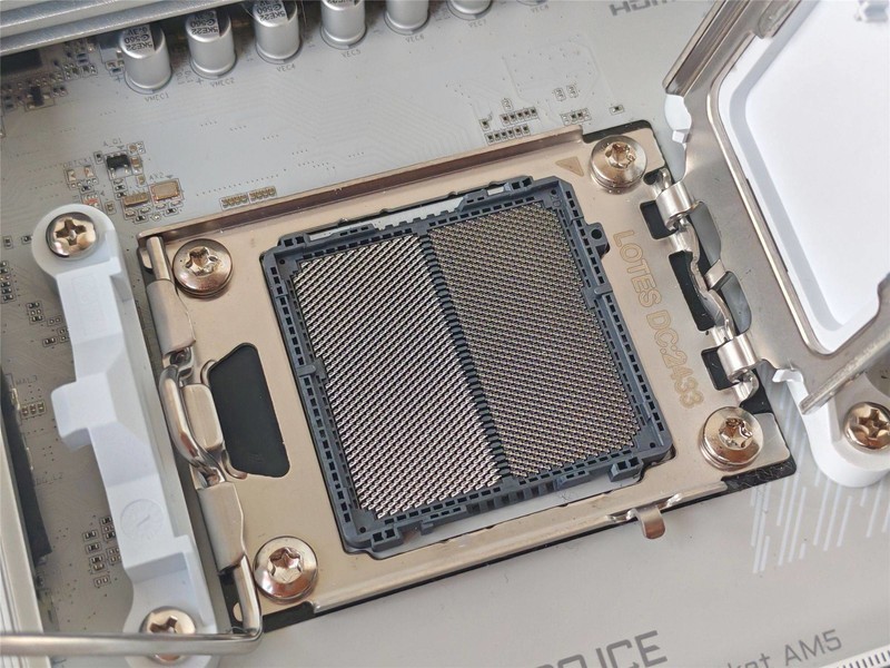 装机失误针脚歪，别担心。技嘉送保解担忧，乐开怀