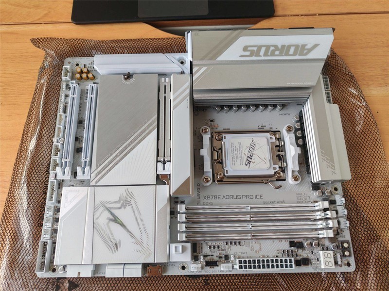 装机失误针脚歪，别担心。技嘉送保解担忧，乐开怀