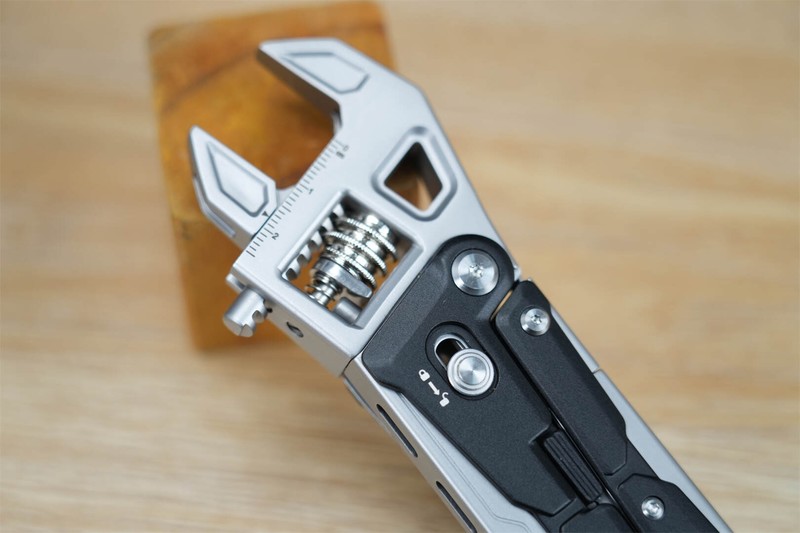 纳拓户外多功能扳手钳W4：拧、剪、夹全能，户外难题一钳搞定