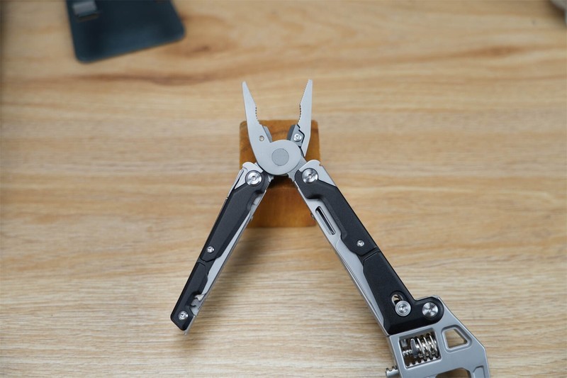 纳拓户外多功能扳手钳W4：拧、剪、夹全能，户外难题一钳搞定