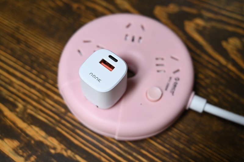 插头可折叠的双口充电器，还支持20W快充，卡C2上手