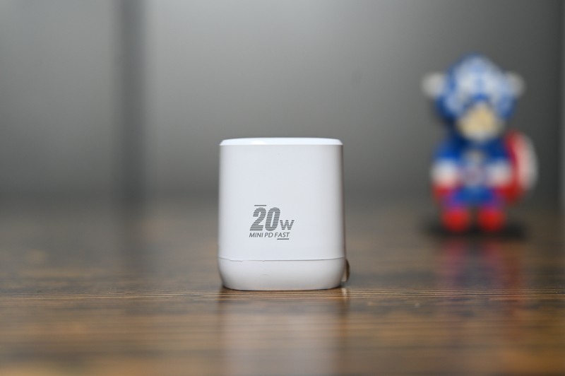 插头可折叠的双口充电器，还支持20W快充，卡C2上手