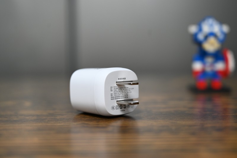插头可折叠的双口充电器，还支持20W快充，卡C2上手