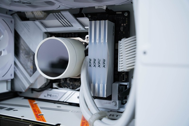 简约与紧凑的ATX主机，乔思伯D40白色主机装机体验