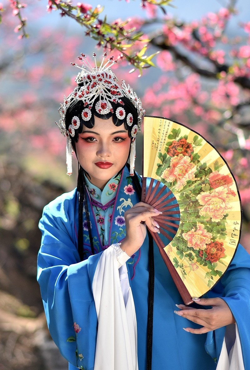 云想衣裳花想容，春风拂槛露华浓