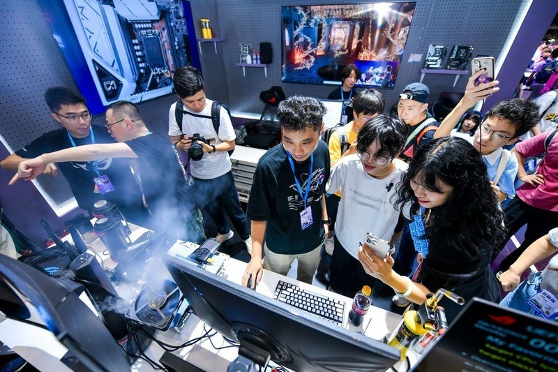 华硕主板超频秀 BW2024人气打卡点