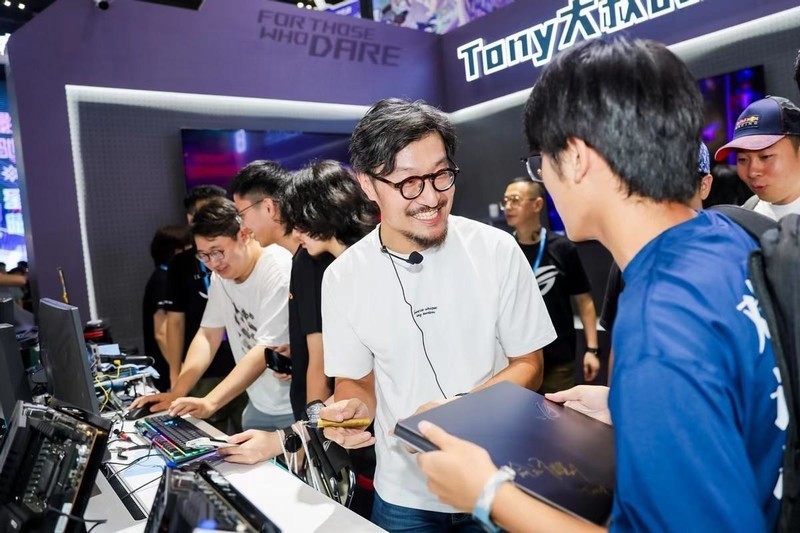 华硕主板超频秀 BW2024人气打卡点