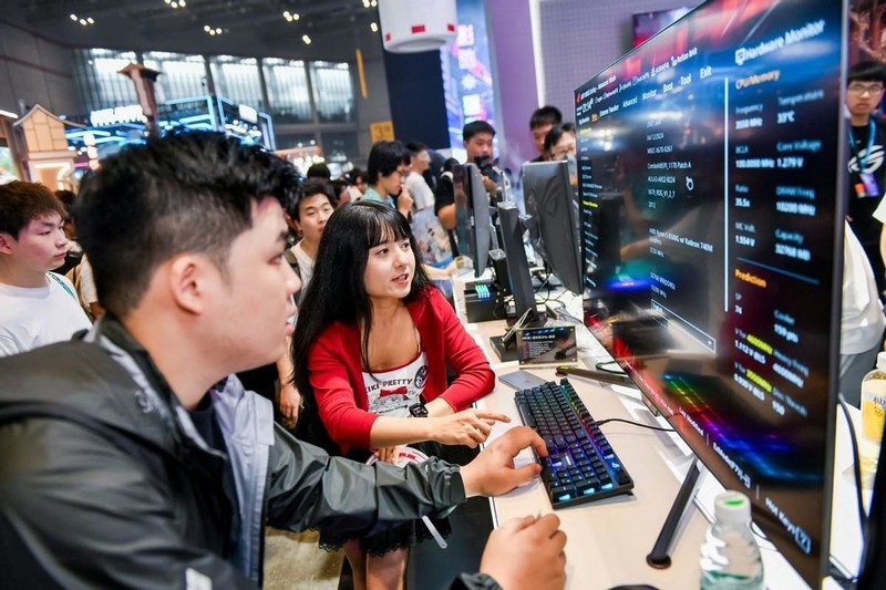 华硕主板超频秀 BW2024人气打卡点