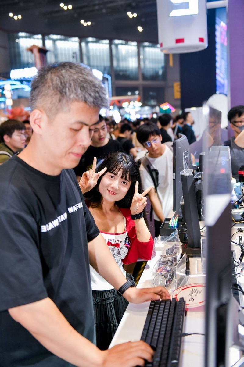 华硕主板超频秀 BW2024人气打卡点