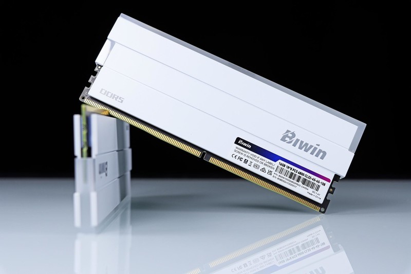 这就是高频内存！佰维 DW100 DDR5 6800 16G*2 + 8700G 也能玩 3A 大作！