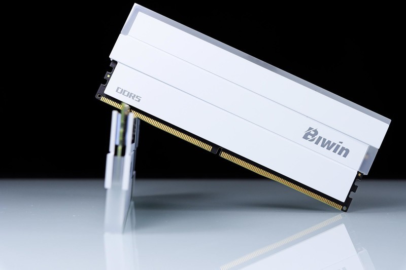 这就是高频内存！佰维 DW100 DDR5 6800 16G*2 + 8700G 也能玩 3A 大作！