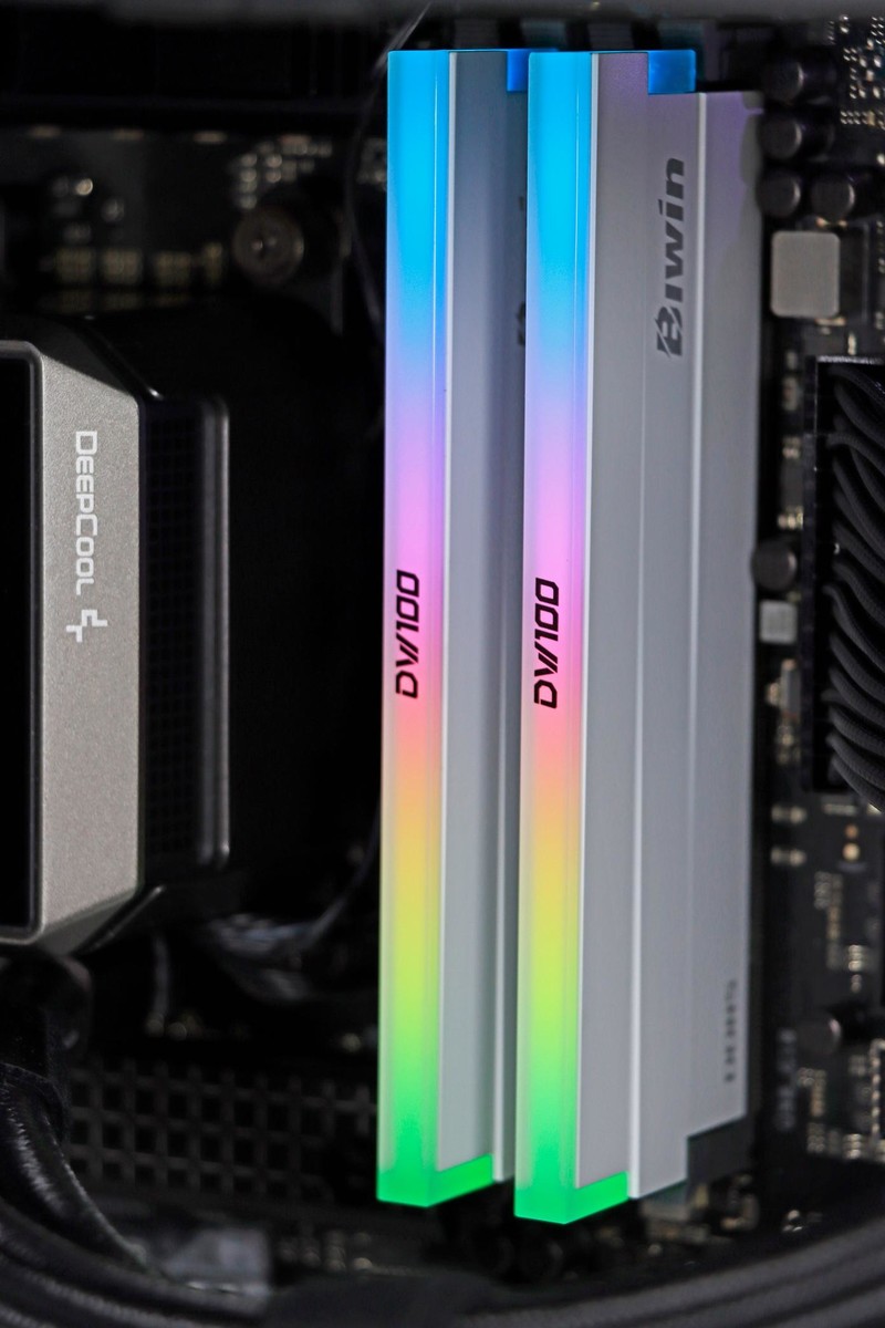 这就是高频内存！佰维 DW100 DDR5 6800 16G*2 + 8700G 也能玩 3A 大作！