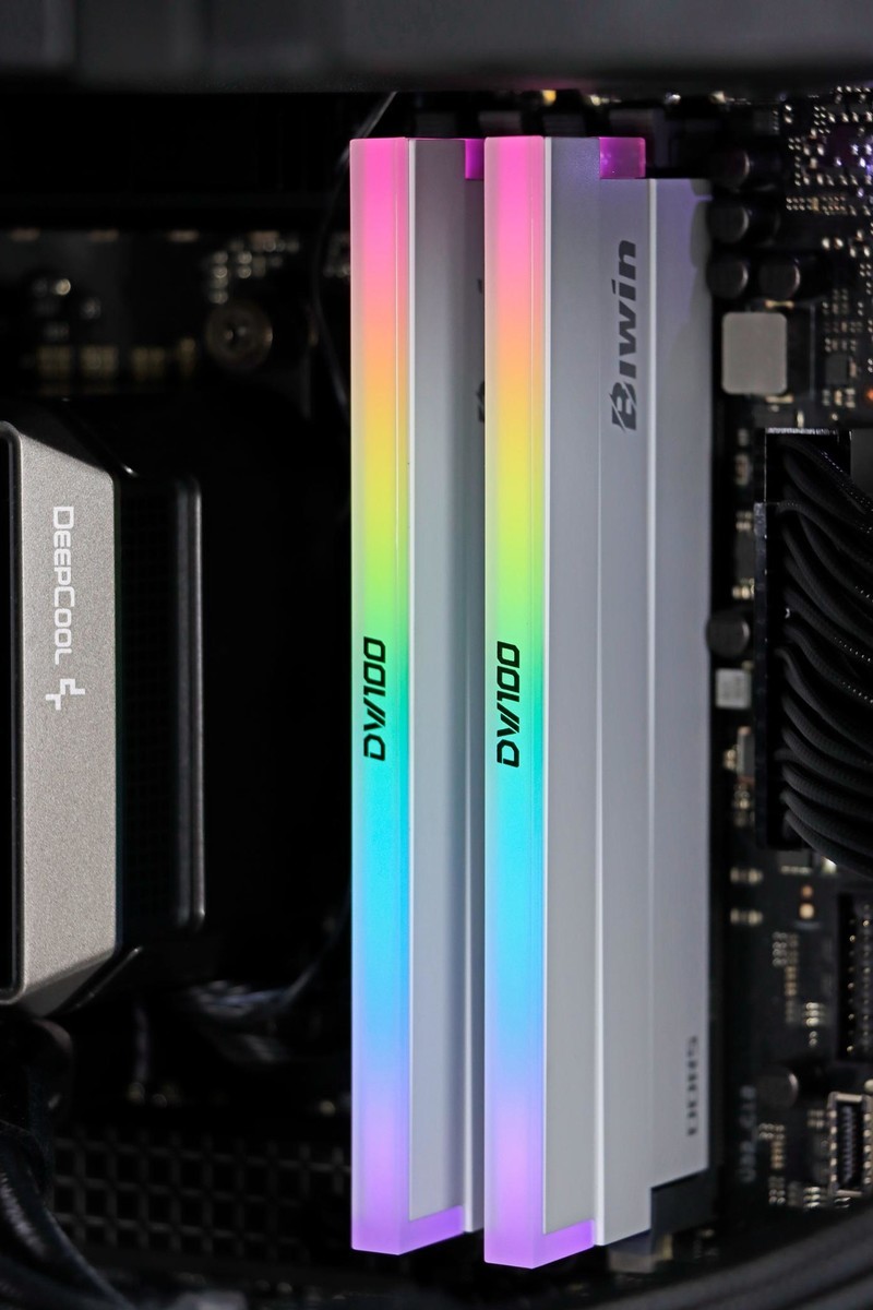 这就是高频内存！佰维 DW100 DDR5 6800 16G*2 + 8700G 也能玩 3A 大作！