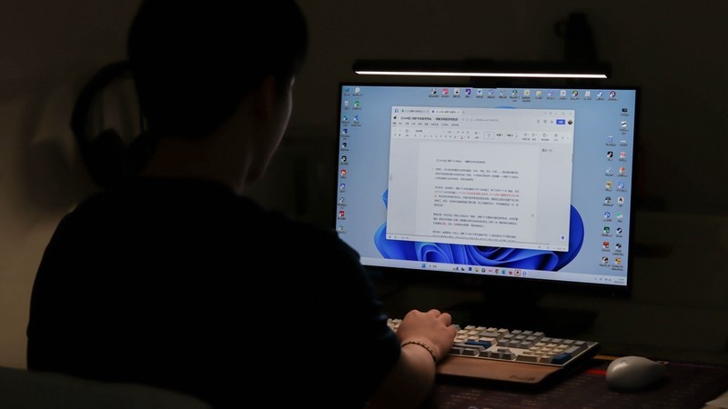 书客SKR1屏幕挂灯评测：打工人的熬夜续命灯，值不值得冲？