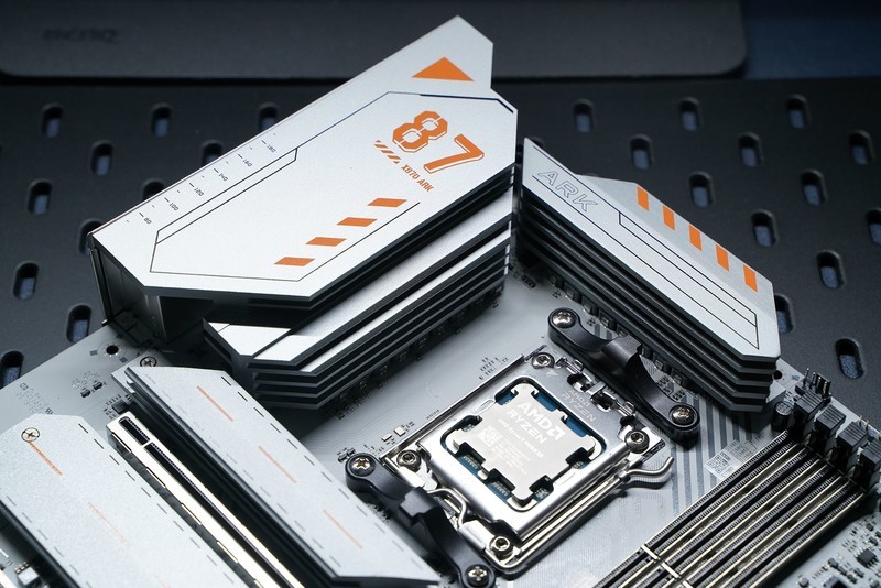 R9 9950X3D好座驾 七彩虹CVN X870 ARK FROZEN V14评测