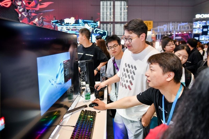 华硕主板超频秀 BW2024人气打卡点