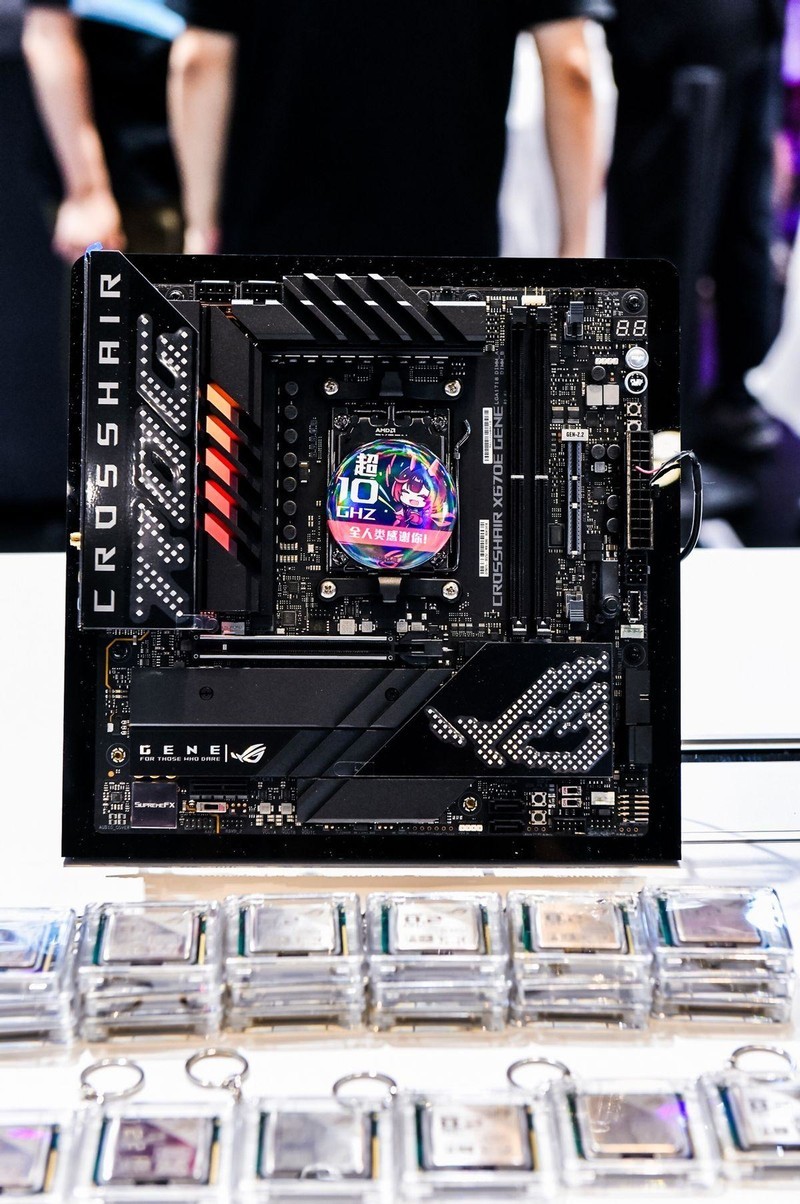 华硕主板超频秀 BW2024人气打卡点