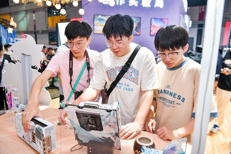 华硕主板超频秀 BW2024人气打卡点