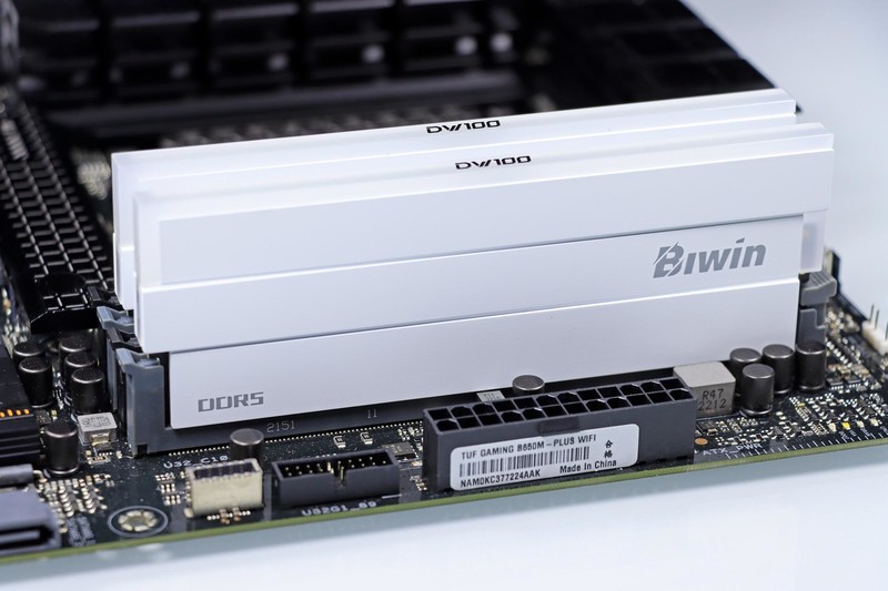 这就是高频内存！佰维 DW100 DDR5 6800 16G*2 + 8700G 也能玩 3A 大作！