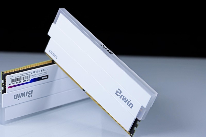 这就是高频内存！佰维 DW100 DDR5 6800 16G*2 + 8700G 也能玩 3A 大作！