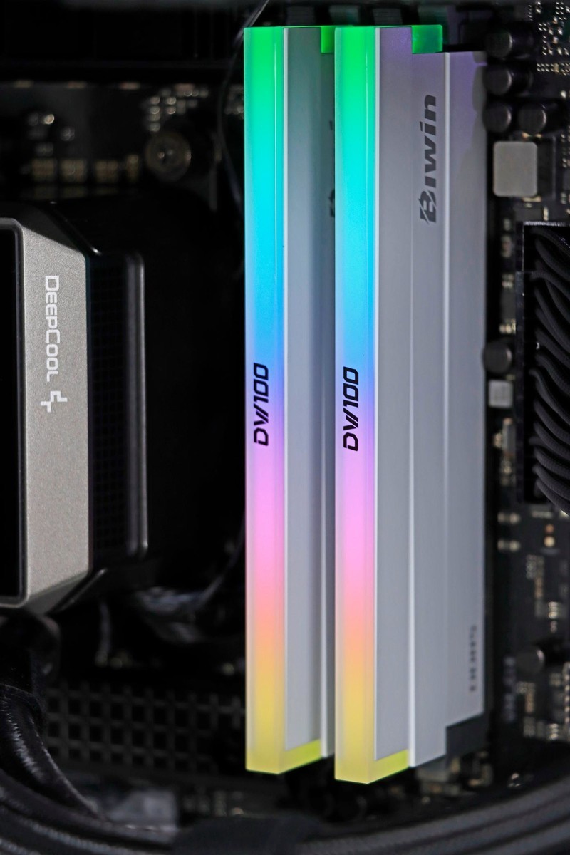 这就是高频内存！佰维 DW100 DDR5 6800 16G*2 + 8700G 也能玩 3A 大作！