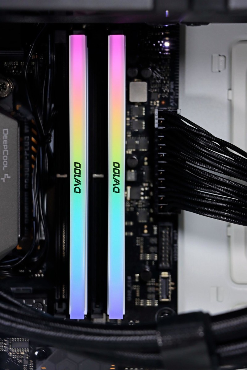 这就是高频内存！佰维 DW100 DDR5 6800 16G*2 + 8700G 也能玩 3A 大作！