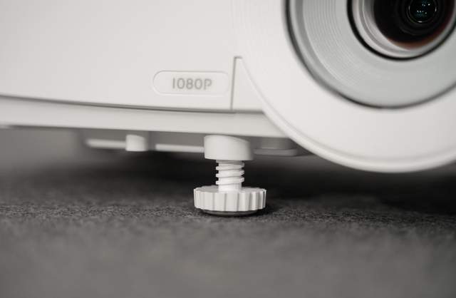 明基新款多人会议商用投影仪：MH560高亮高清画面呈现