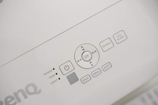 明基新款多人会议商用投影仪：MH560高亮高清画面呈现