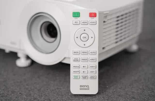 明基新款多人会议商用投影仪：MH560高亮高清画面呈现