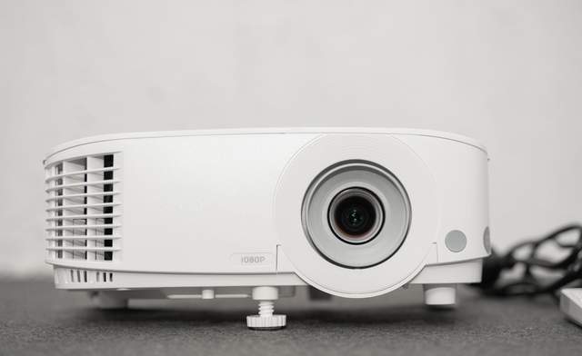 明基新款多人会议商用投影仪：MH560高亮高清画面呈现